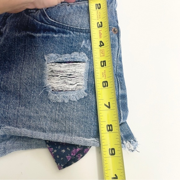 Forever 21 Girls Size 11/12 Denim Shorts 2" Inseam Distressed Floral Pockets - Picture 8 of 8